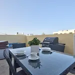 Emerald Court Apartments & Penthouse With Heated Jacuzzi