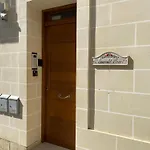 Emerald Court Apartments & Penthouse With Heated Jacuzzi