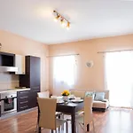 Emerald Court Apartments & Penthouse With Heated Jacuzzi