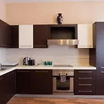 Emerald Court Apartments & Penthouse With Heated Jacuzzi