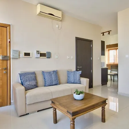 Radiant & Penthouse With Jacuzzi Слима