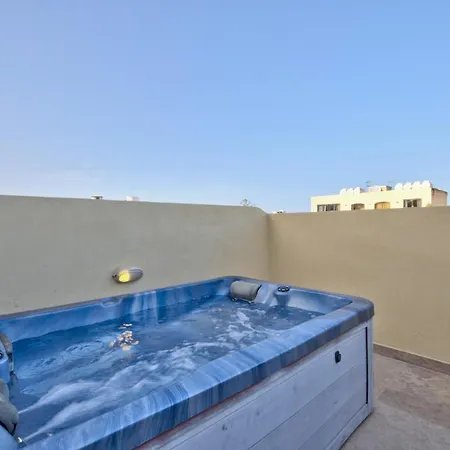 Emerald Court & Penthouse With Heated Jacuzzi Apartamento Sliema