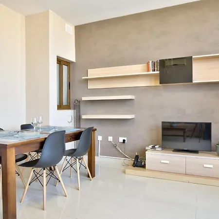 Radiant & Penthouse With Jacuzzi Слима